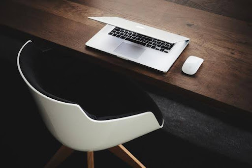 simple-wood-desk-with-white-desk-chair