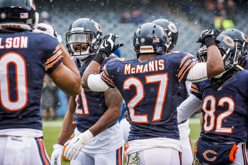 Chicago-bears-players-with-McManus-pointing-to-his-name-on-Jersey-slightly-snowing