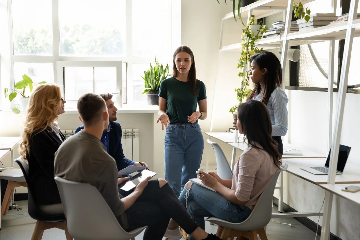 employees-talking-together-in-circle-in-office