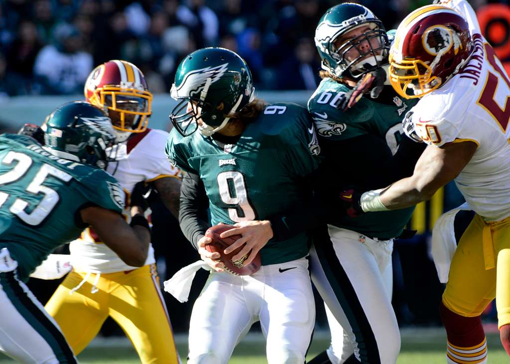 philadelphia-eagles-quarterback-nick-foles-with-ball