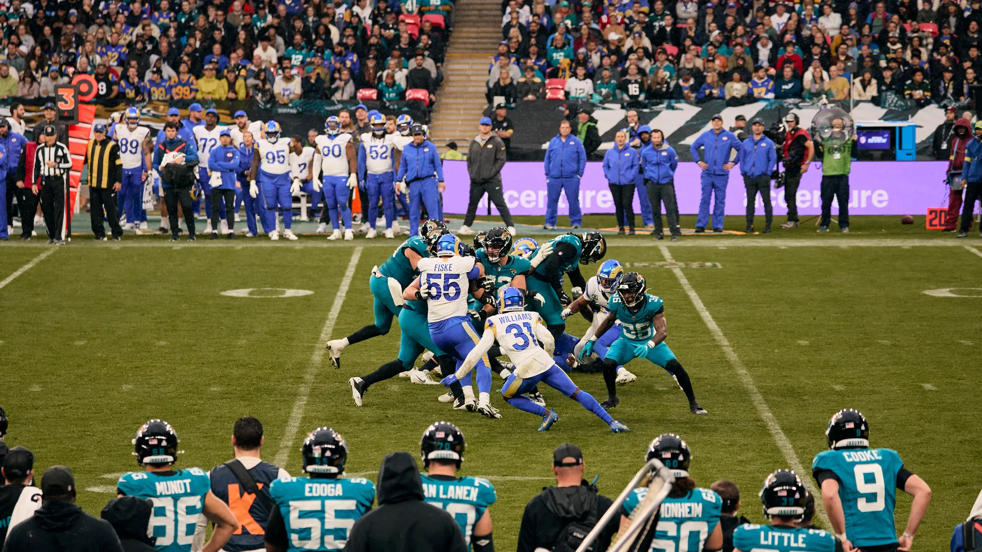 Packers-vs-Rams-players-at-line-of-scrimmage