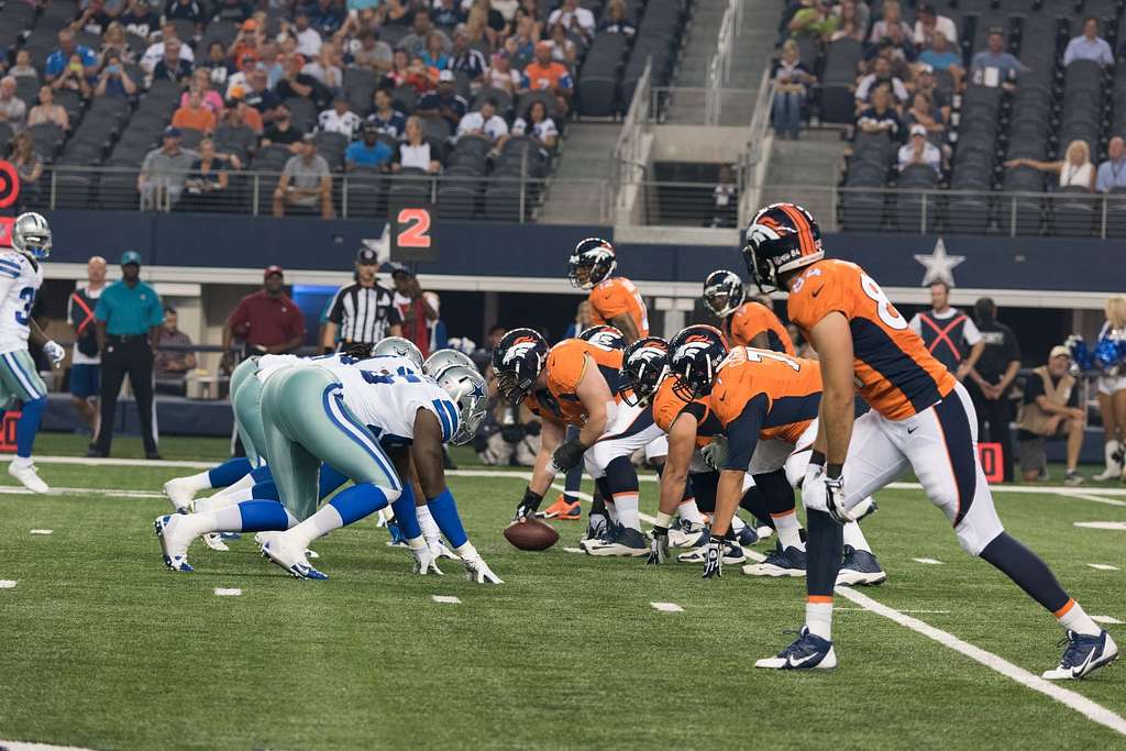 game-image-from-nfl-game-Broncos-vs-Cowboys-at-line-of-scrimmage