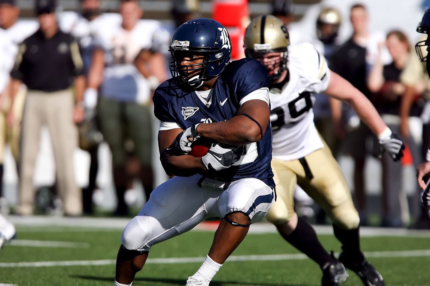 football-player-run
