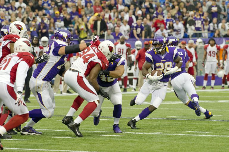 vikings-tackle-cardinals-player