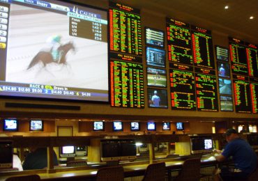 sports-betting-screens-in-vegas