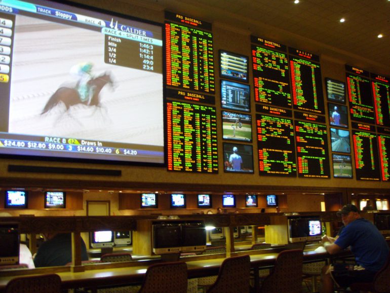 sports-betting-screens-in-vegas