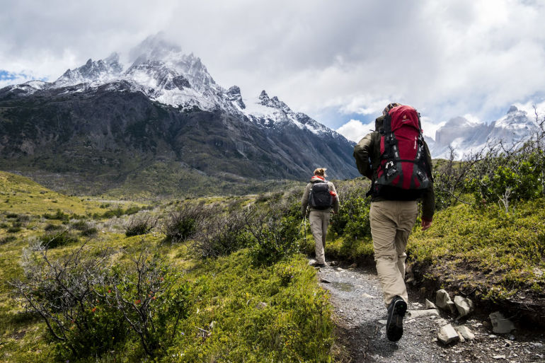 hikers-in-new-Zealand-with-beautiful-mountain-view