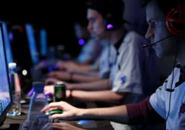 people-gambling-at-desktops