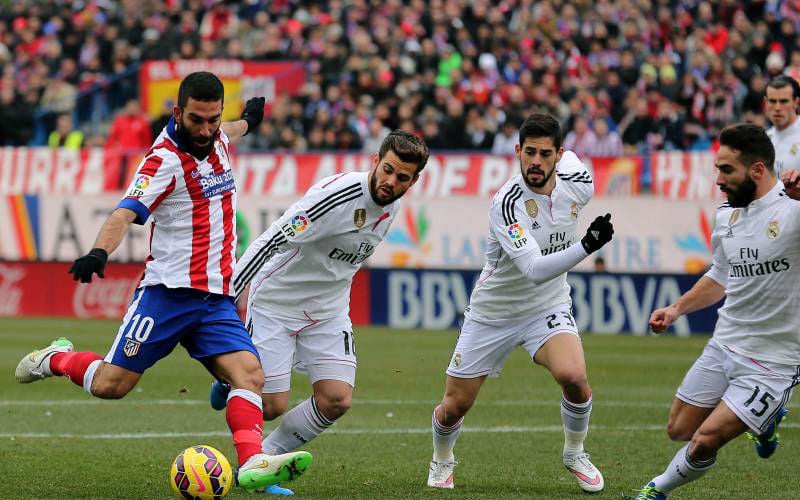 madrid-derby-players-kicking-ball