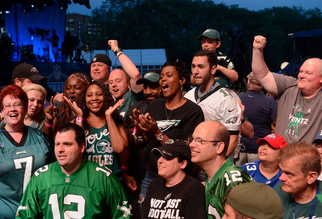 philadelphia-eagles-fans-cheering