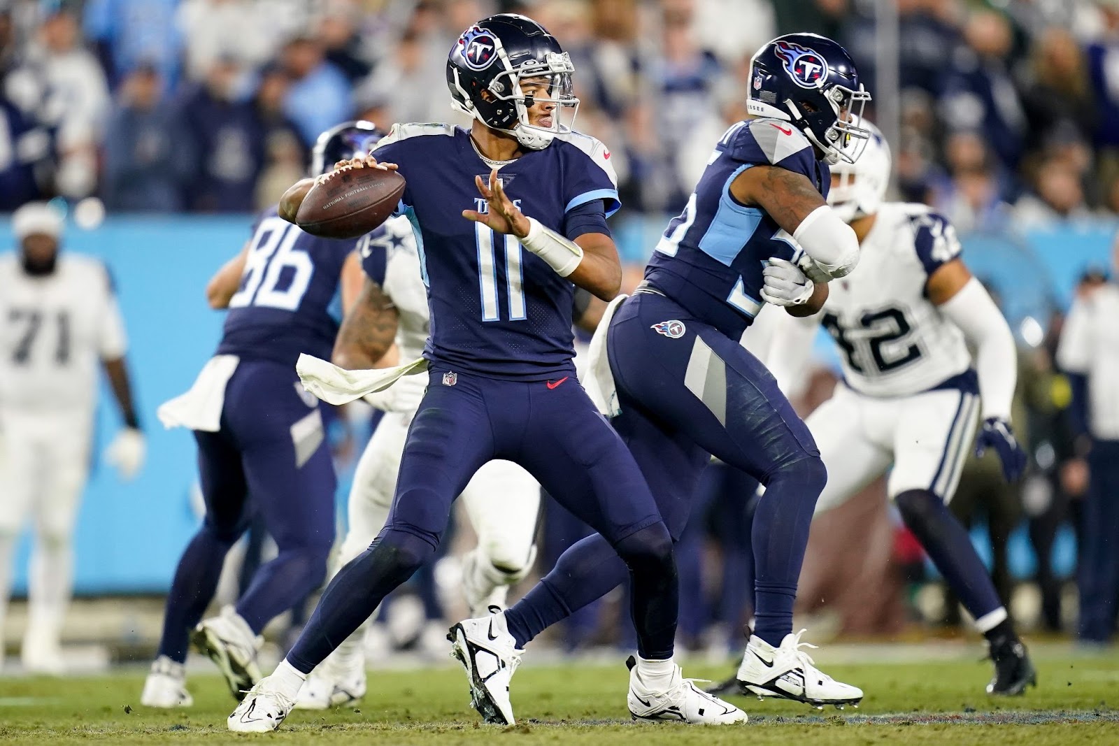 titans-quarterback-throwing-football