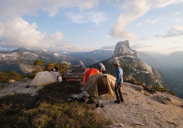 backpackers-at-the-top-of-Yosemite-peak