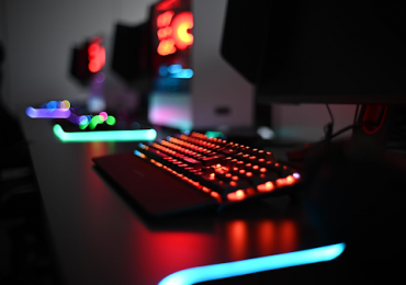 nighttime-desk-with-lit-up-keyboard