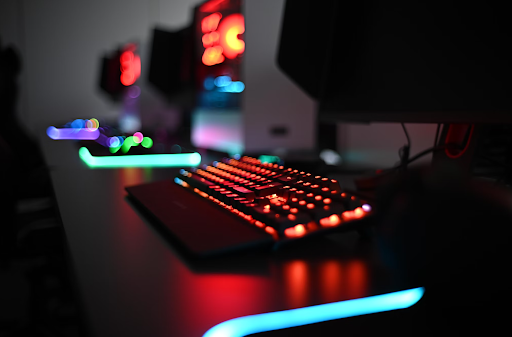 nighttime-desk-with-lit-up-keyboard