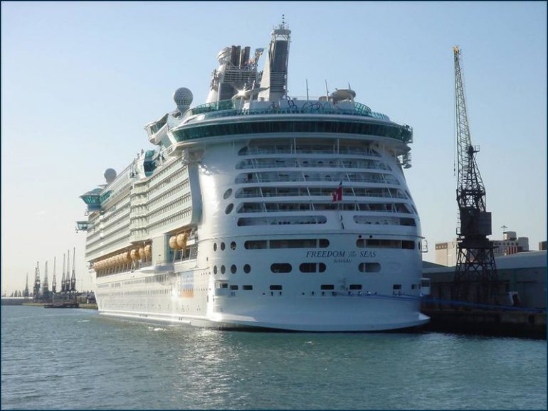 southampton-curise-line-in-dock