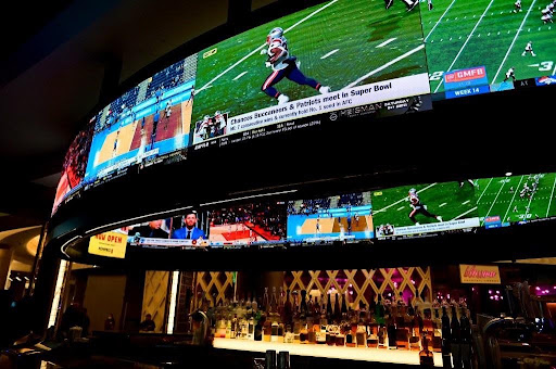 sports-betting-bar-with-tv-screens-of-games