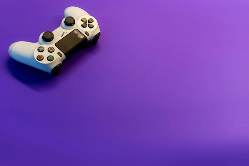 white-video-game-controller-on-purple-gradient-background